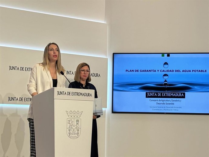 La presidenta de la Junta de Extremadura, María Guardiola, en rueda de prensa en Mérida