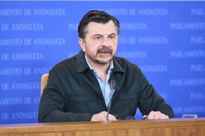 El portavoz del Grupo Parlamentario Popular, Toni Martín, durante la ronda de ruedas de prensa de portavoces de los grupos parlamentarios en el Parlamento de Andalucía, a 14 de febrero de 2024 en Sevilla (Andalucía, España). Los portavoces de los grupos