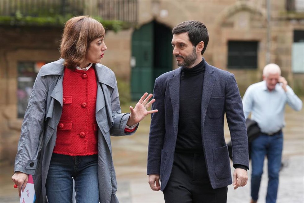 El ministro de Derechos Sociales, Consumo y Agenda 2030, Pablo Bustinduy, apoya a la candidata de Sumar Galicia a la presidencia de la Xunta de Galicia, Marta Lois, durante un encuentro, a 14 de febrero de 2024, en Santiago de Compostela, A Coruña, Gali