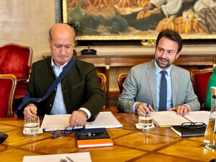 El diputado del PP Luis Venta y el portavoz parlamentario, Álvaro Queipo.