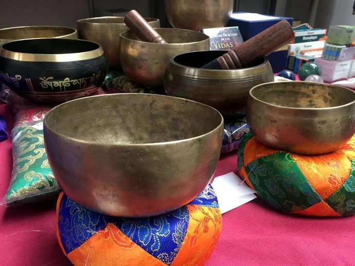 Archivo - Cuencos tibetanos en la Feria Esotérica ed Madrid