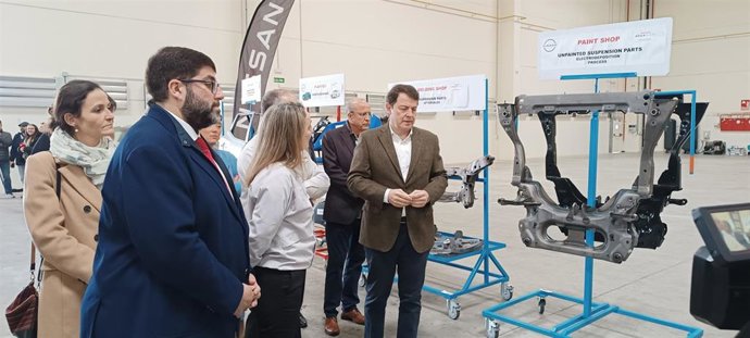 Mañueco durante su visita al almacén de Nissan en Ávila.