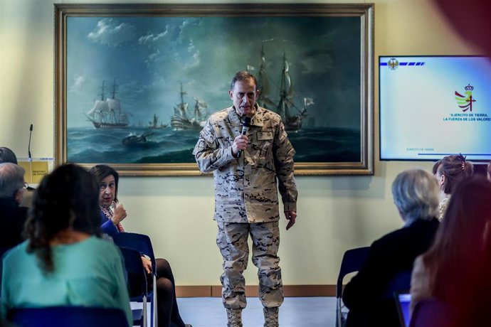 Archivo - El teniente general Francisco Braco interviene durante un encuentro informativo con periodistas y la Ministra de Defensa, a 10 de noviembre de 2022, en Madrid (España).