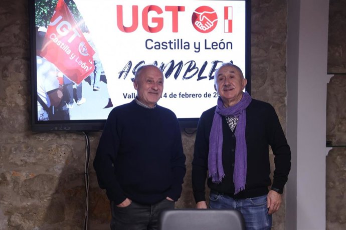 El secretario general de la Unión General de Trabajadores de Castilla y León, Faustino Temprano (i), y el secretario general de UGT, Pepe Álvarez (d), a su llegada a una asamblea en Valladolid.