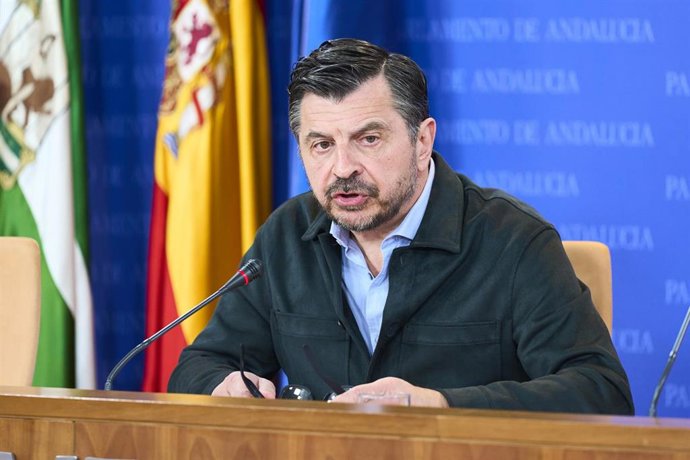 El portavoz del Grupo Parlamentario Popular, Toni Martín, durante la ronda de ruedas de prensa de portavoces de los grupos parlamentarios en el Parlamento de Andalucía, a 14 de febrero de 2024 en Sevilla (Andalucía, España). Los portavoces de los grupos
