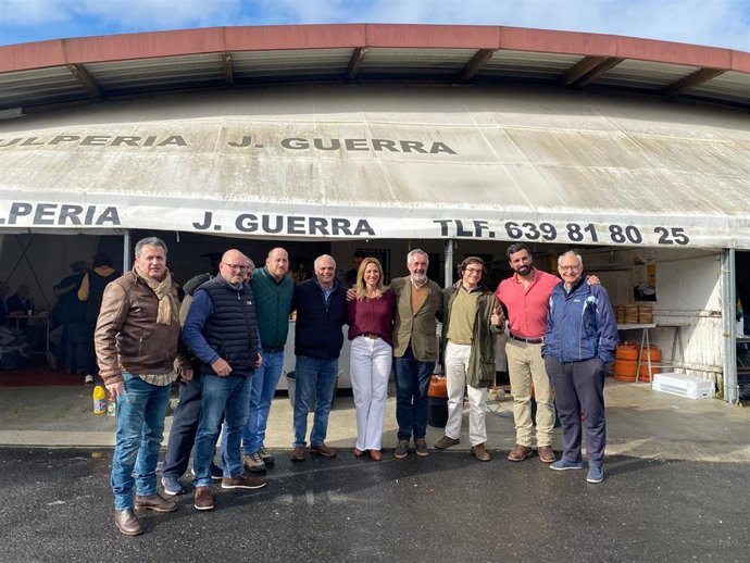 El candidato de Vox a la presidencia de la Xunta, Álvaro Díaz-Mella, entre otros miembros del partido, en el mecado de ganado de Amio, en Santiago.