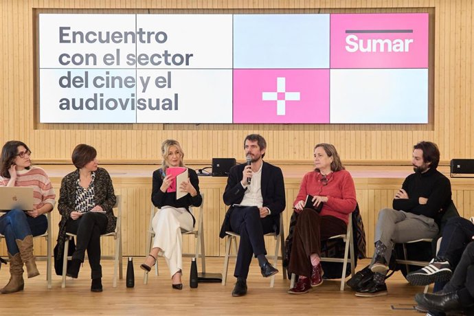 La vicepresidenta segunda del Gobierno y líder de Sumar, Yolanda Díaz (3i), y el ministro de Cultura y portavoz de Sumar, Ernest Urtasun (3d), durante su reunión.