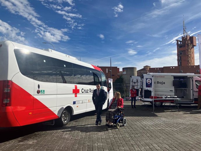El delegado de la Junta en Salamanca, Eloy Ruiz, y la presidenta de Cruz Roja en Salamanca, Maribel Campo, junto a dos de los vehículos incorporados