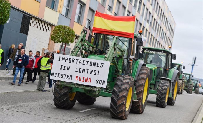 Varios tractores durante una manifestación en la novena jornada de protestas de los tractores en las carreteras españolas, a 14 de febrero de 2024, en Torija, Guadalajara, Castilla-La Mancha (España). Agricultores y ganaderos de toda España han sacado sus