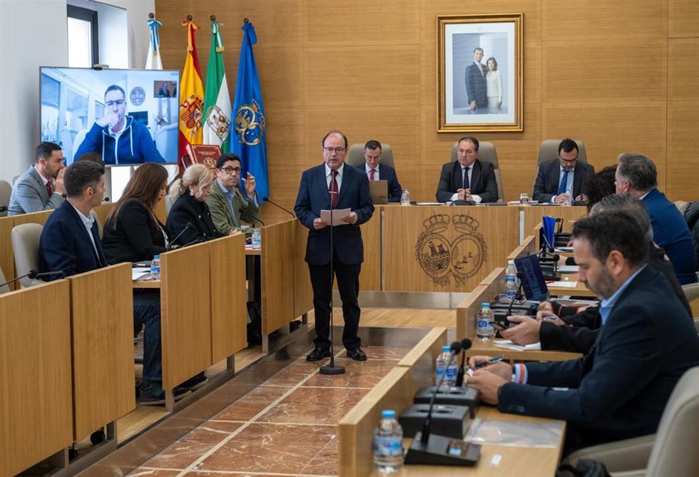 El presidente de la Asociación Estudios Iberoamericanos y Colombinos La Rábida, David González Cruz, lee una declaraciín Institucional sobre los Lugares Colombinos durante el Pleno de la Diputación de Huelva.