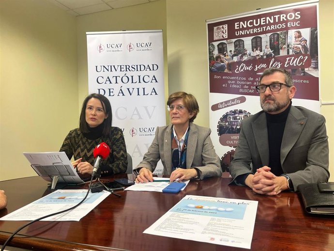 Begoña Lafuente, vicerrectora de Profesorado y Calidad de la UCAV; Fernando Romera, decano de la Facultad de Humanidades y Educación de la UCAV; y Marisa Pro, coordinadora del Encuentro en Ávila