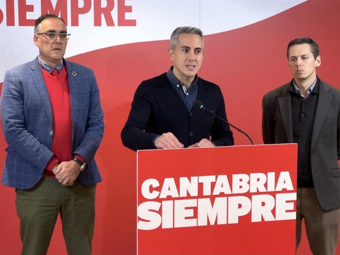 Archivo - En el centro de la foto, el secretario general del PSOE de Cantabria, Pablo Zuloaga, junto al exconsejero de Sanidad, Raúl Pesquera (izda) y a Mario Iglesias (derecha)