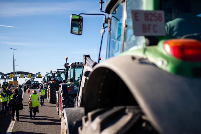 Tractores en la autovía A-27 que accede al Puerto de Tarragona