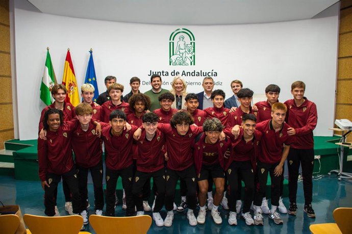 La delegada del Gobierno de la Junta de Andalucía en Cádiz, Mercedes Colombo, y el delegado territorial de Turismo, Cultura y Deporte, Jorge Vázquez, junto a un grupo de estudiantes procedentes de Estados Unidos que se encuentran en la provincia.