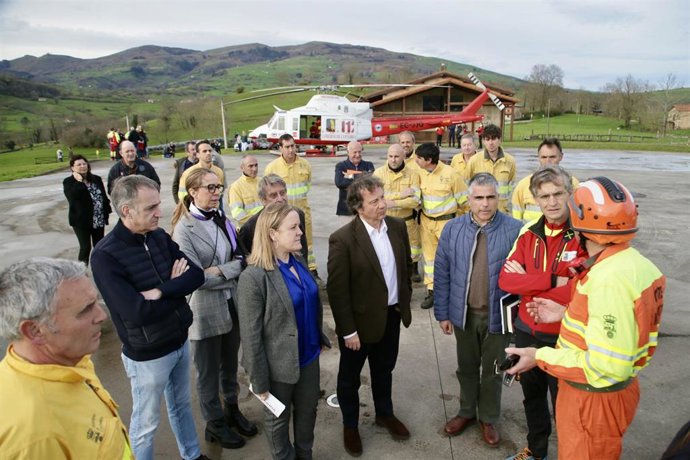 La consejera de Presidencia, Isabel Urrutia, y el consejero de Desarrollo Rural, Pablo Palencia, presencian un ejercicio de vuelo con los agentes del medio natural y bomberos forestales