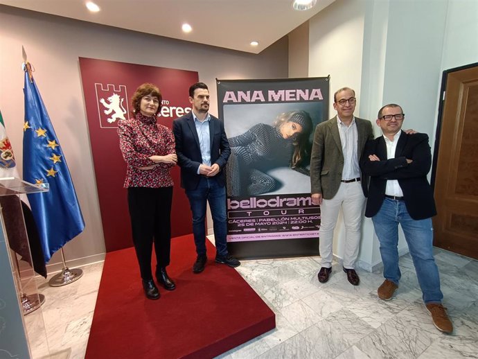 Presentación del concierto de Ana Mena en la preferia de San Fernando en Cáceres