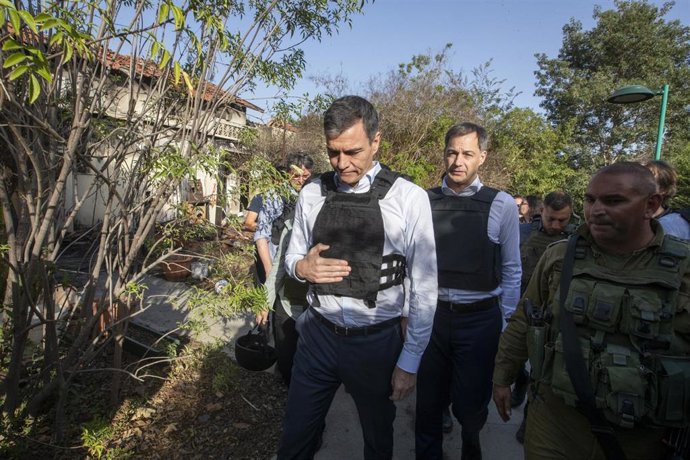 Archivo - 23 November 2023, Israel, kibbutz Be'eri: Belgian Prime Minister Alexander de Croo and Spanish Prime Minister Pedro Sanchez visit the attacked Israeli Kibbutz of Beeri a J'lem. 