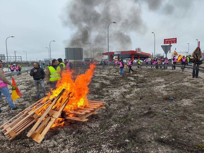 Protestas de las OPAs sorianas en el acceso a la ciudad de Soria