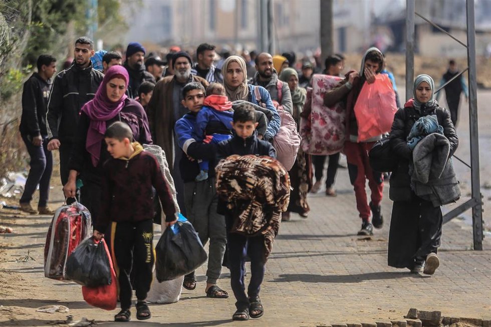 Palestinos abandonan el Hospital Naser, en la ciudad de Jan Yunis, en el sur de la Franja de Gaza (archivo)