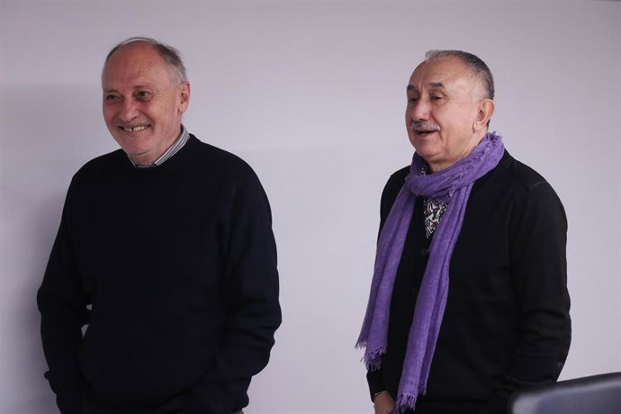El secretario general de la Unión General de Trabajadores de Castilla y León, Faustino Temprano (i), y el secretario general de UGT, Pepe Álvarez (d), conversan a su llegada a una asamblea en Valladolid.