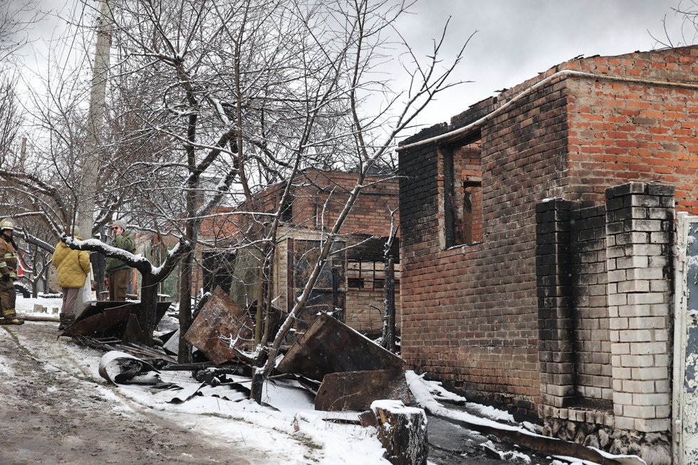 10 February 2024, Ukraine, Kharkiv: People inspect a house that caught fire as a result of the Russian drone attack on an oil depot is seen in the Nemyshlianskyi district. Photo: -/Ukrinform/dpa