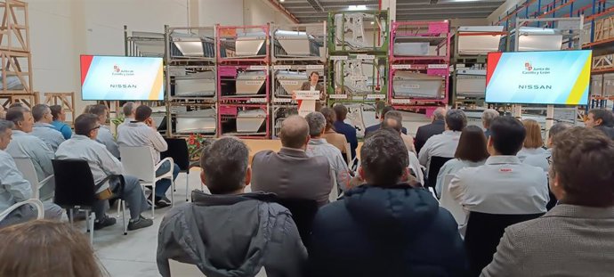 Mañueco durante su visita al almacén logístico de Nissa en Ávila.
