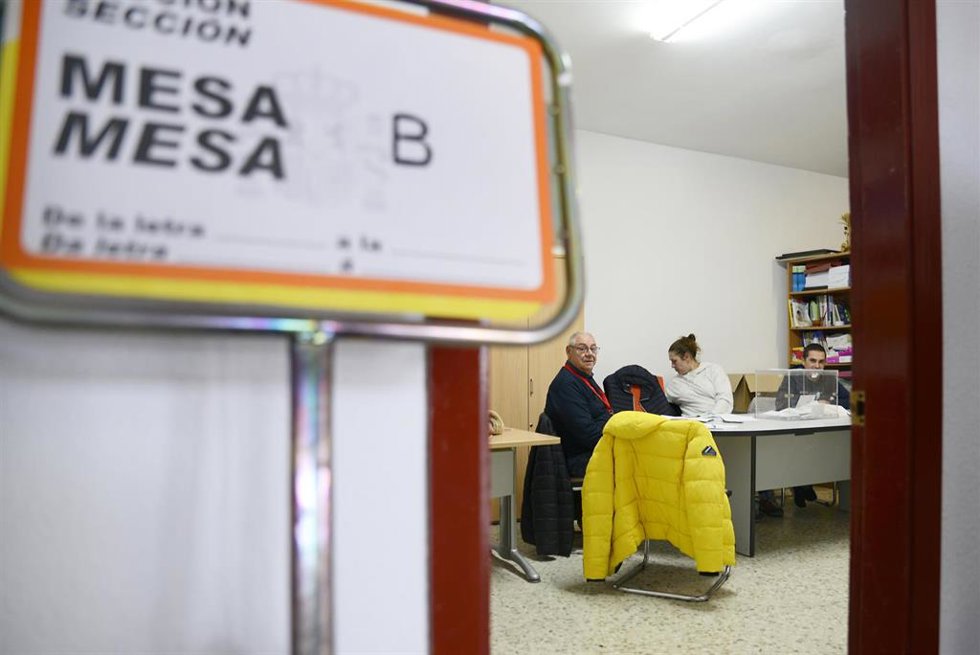 Archivo - Una mesa electoral, a 26 de noviembre de 2023, en Castro Caldelas, Ourense, Galicia (España). Más de 40 municipios en los que no se proclamó ninguna candidatura en las pasadas elecciones municipales del 28M o se declaró la nulidad total o parc