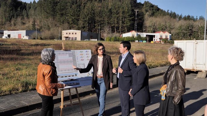 Elixabete Etxanobe, Ainara Basurko e Imanol Pradales presentan el proyecto del nuevo elkartegi de Ispaster.