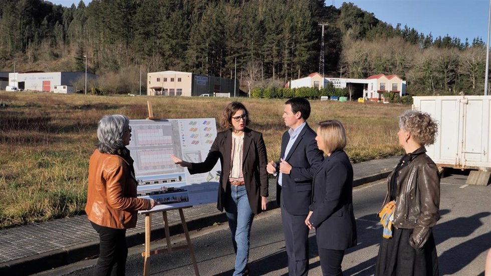 Elixabete Etxanobe, Ainara Basurko e Imanol Pradales presentan el proyecto del nuevo elkartegi de Ispaster.
