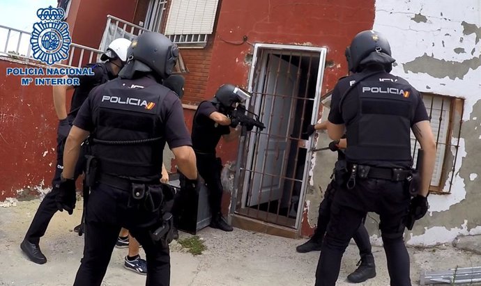 Archivo - Entrada de los agentes en una de las viviendas utilizadas para el narcotráfico