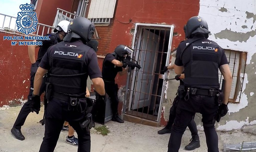 Archivo - Entrada de los agentes en una de las viviendas utilizadas para el narcotráfico