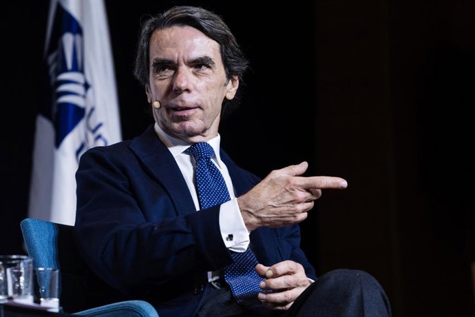 El expresidente del Gobierno José María Aznar mantiene un diálogo con la presidenta de la Comunidad de Madrid, en la Universidad Francisco de Vitoria, a 5 de febrero de 2024, en Pozuelo de Alarcón, Madrid (España). El encuentro ha tenido lugar en el Aul