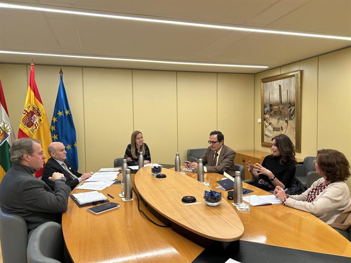 La presidenta del Parlamento de La Rioja, Marta Fernández Cornago, ha mantenido esta mañana un encuentro con responsables de la Asociación de Amigos de San Millán de la Cogolla