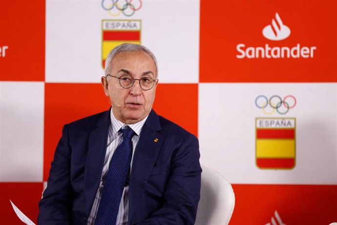 El presidente del COE, Alejandro Blanco, en la presentación de la campaña junto a Banco Santander para el reciclaje de la ropa deportiva con la que se fabricarán banderas para apoyar al equipo español en París 2024.