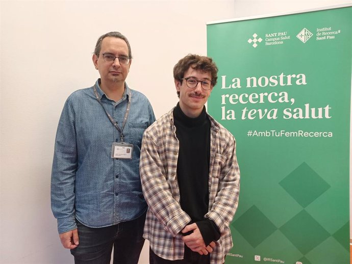 El jefe del estudio, el doctor Israel Fernández Cadenas, y uno de los investigadores principales, el doctor Miquel Lledós, en el Institut de Recerca del Hospital de Sant Pau (IR Sant Pau) de Barcelona