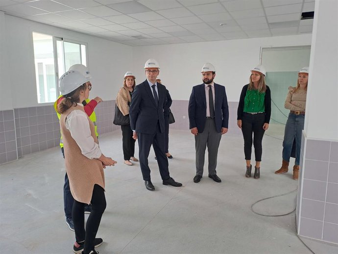El consejero de Educación, Formación Profesional y Empleo, Víctor Marín, durante su visita a las obras del CEIP Juan Carlos I de La Unión