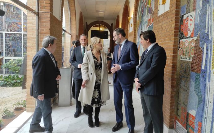 Patricia del Pozo (centro), durante su visita al Conservatorio Superior de Música Rafael Orozco de Córdoba.
