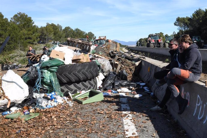 Una barricada y dos agricultores al lado de la autopista AP-7 a la altura de Pontós (Girona)