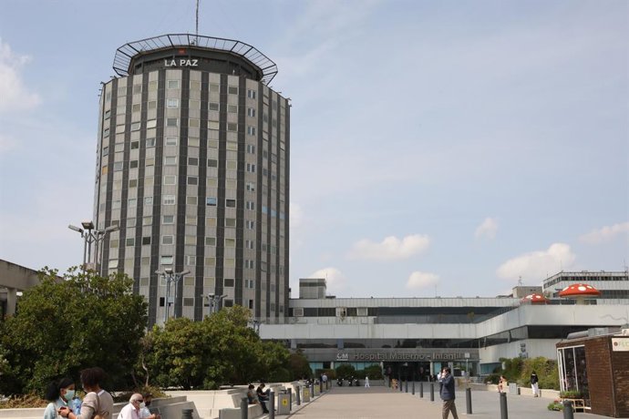 Archivo - Fachada del Hospital de La Paz, en Madrid (España), a 15 de septiembre de 2020. La Comunidad de Madrid comienza desde hoy la vacunación de los 150 participantes madrileños voluntarios en el ensayo clínico en fase 2 de la primera vacuna contra 