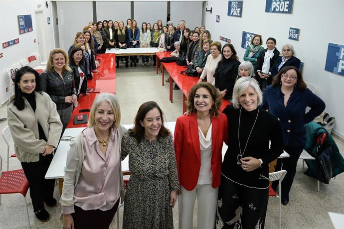 Archivo - La ministra de Hacienda María Jesús Montero y la alcaldesa de A Coruña, Inés Rey, participan en un encuentro feminista con candidatas socialistas a las elecciones gallegas