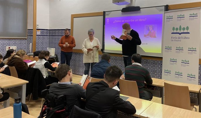 En el centro de la imagen, Eva Orúe durante la lectura de 'El gran Gatsby' adaptado a lectura fácil dentro de la actividad 'El vaivén de la Feria'.