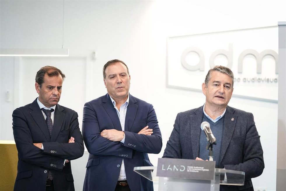 El consejero de la Presidencia, Interior, Diálogo Social y Simplificación Administrativa, Antonio Sanz (d), este miércoles en Sevilla 