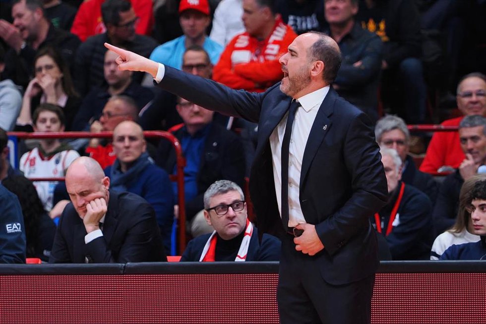 Chus Mateo da instrucciones durante un partido del Real Madrid