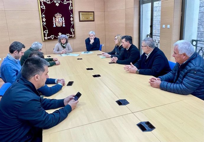 Los representantes de la asociaciones agrarias de la provincia de Cádiz reunidos con la subdelegada del Gobierno, Blanca Flores, para detallar las movilizaciones del 22 de febrero.