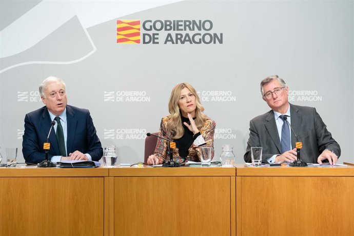 La vicepresidenta segunda del Gobierno de Aragón, Mar Vaquero, y los consejeros de Fomento, Vivienda, Movilidad y Logística, Octavio López (izda.) y de Medio Ambiente y Turismo, Manuel Blasco (dcha.).