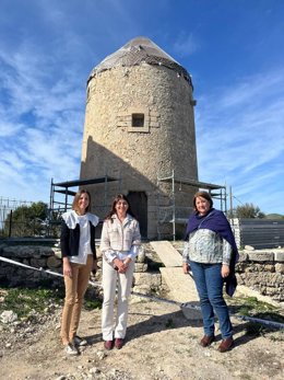 La consellera de Cultura y Patrimonio de Mallorca, Antònia Roca, y la consellera de Cultura, Educación y Patrimonio de Ibiza, Sara Ramón, durante la visita a los molinos de la isla.