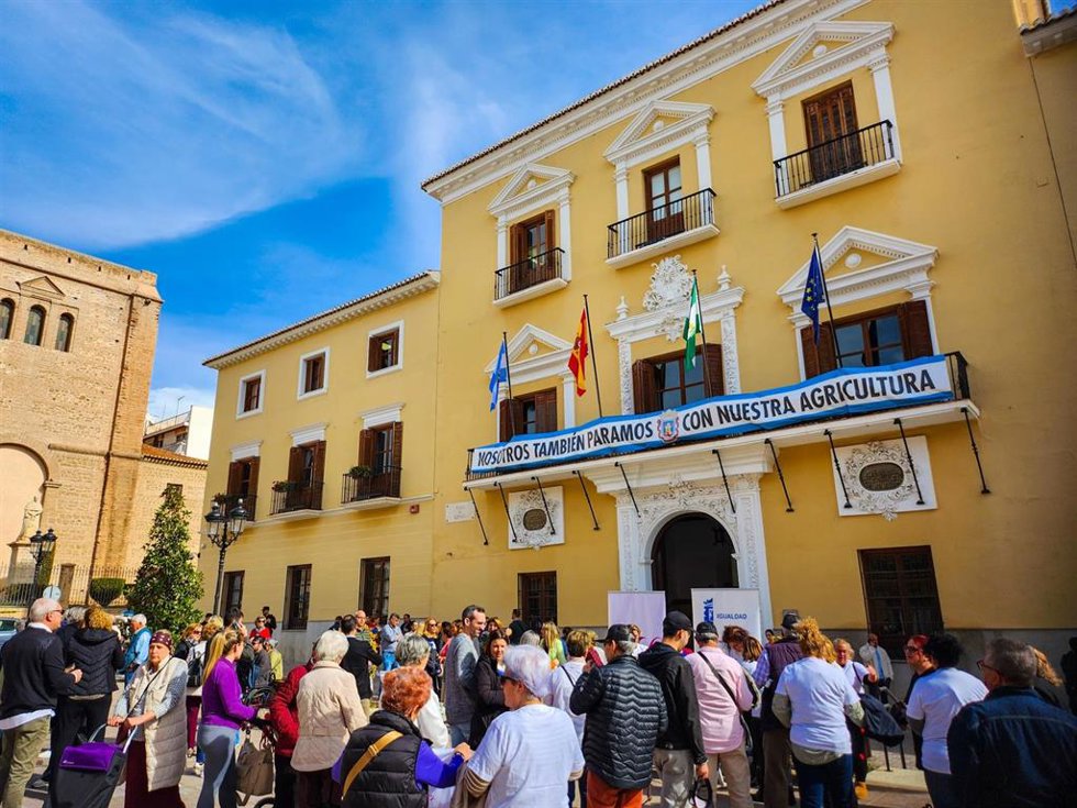 Concentración a favor del campo a las puertas del Ayuntamiento de Motril