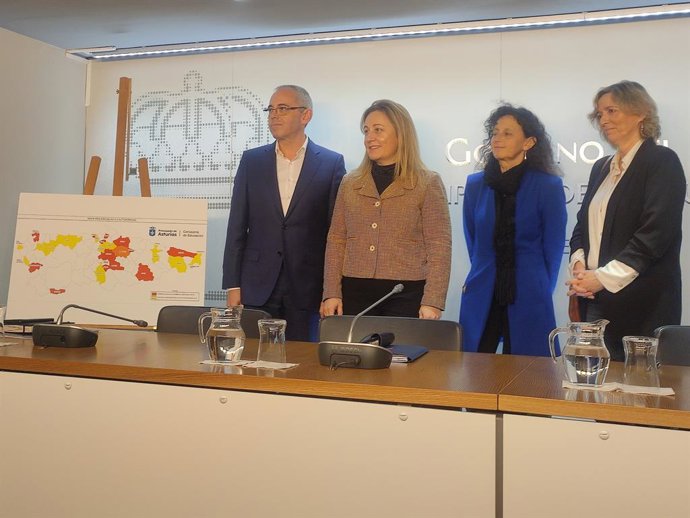 La consejera de Educación, Lydia Espina, presenta el anteproyecto de ley de la red autonómica de escuelas infantiles de 0 a 3 años junto a miembros de su departamento