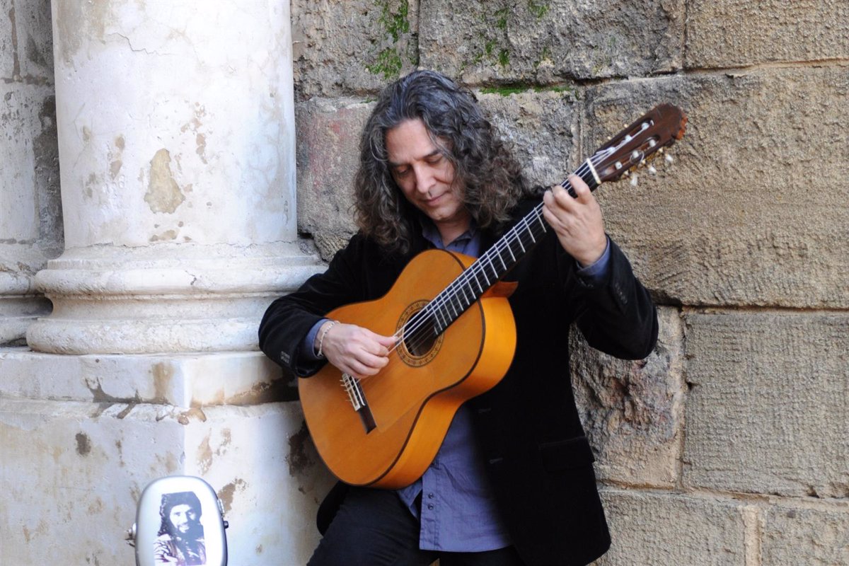 El guitarrista almeriense 'Tomatito' regresa al Teatro de la Maestranza de  Sevilla este sábado 17 de febrero