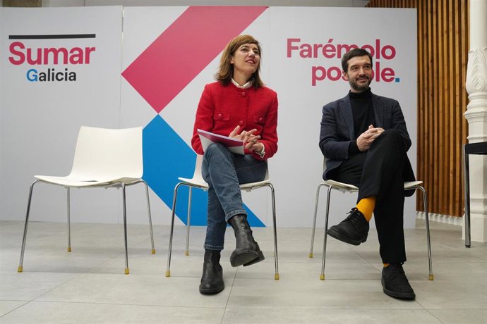 El ministro de Derechos Sociales, Consumo y Agenda 2030, Pablo Bustinduy, apoya a la candidata de Sumar Galicia a la presidencia de la Xunta de Galicia, Marta Lois, durante un encuentro, a 14 de febrero de 2024, en Santiago de Compostela, A Coruña, Galici